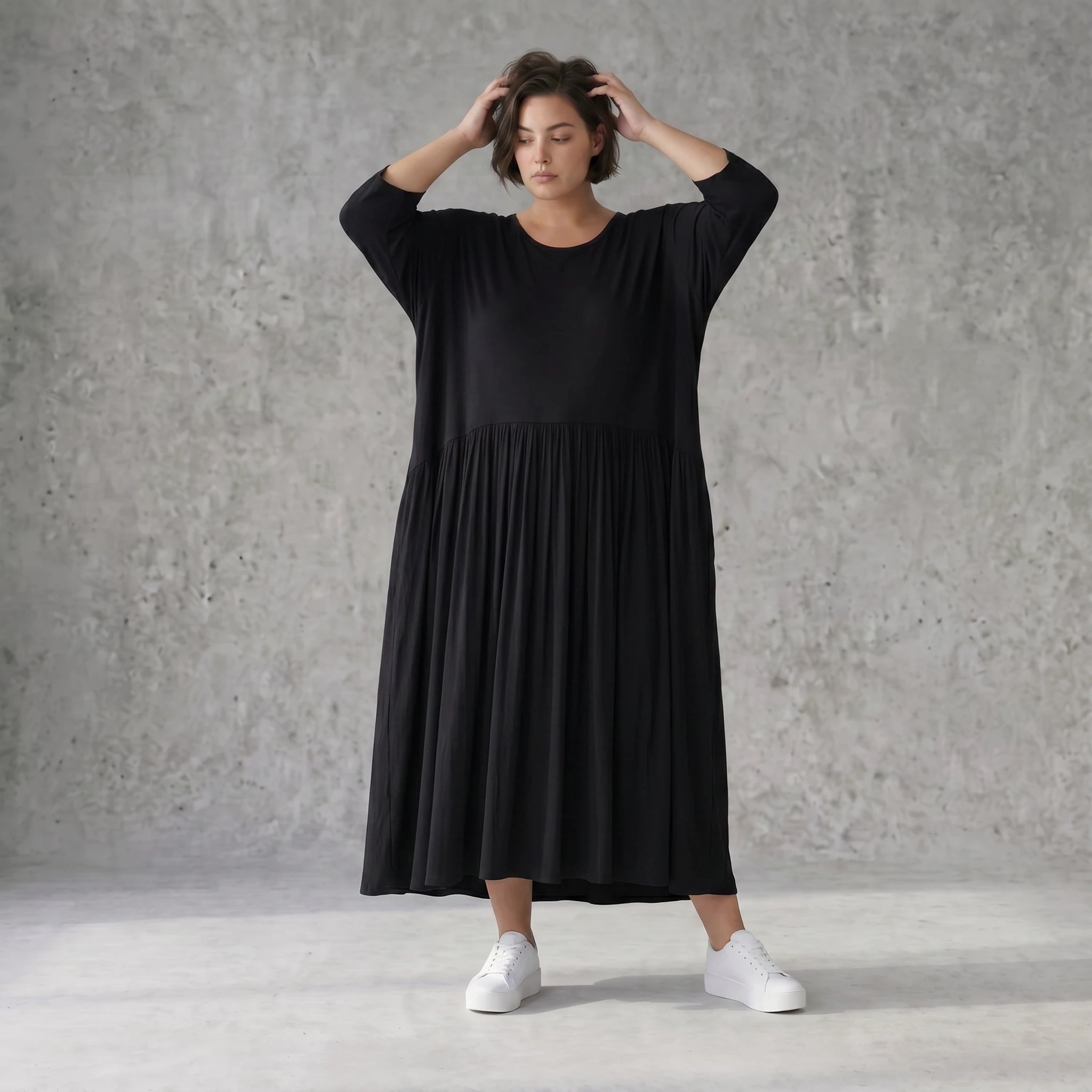 Schwarzes Ballonkleid aus Jersey mit Stretch Rundhalsausschnitt und Seitennahttaschen