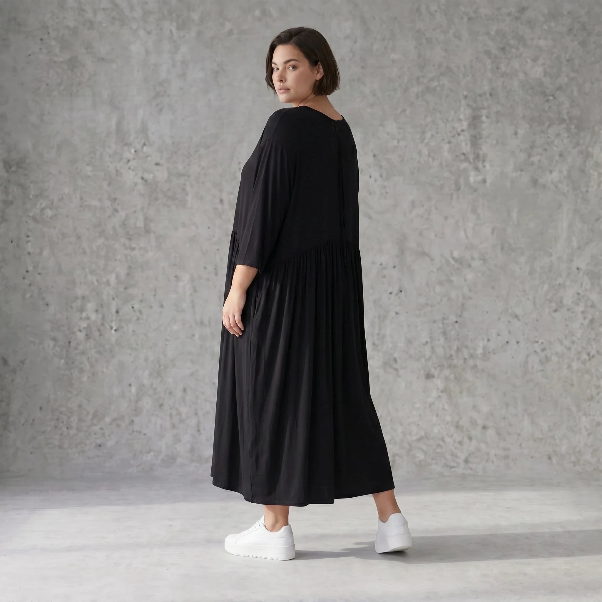 Schwarzes Ballonkleid aus Jersey mit Stretch Rundhalsausschnitt und Seitennahttaschen