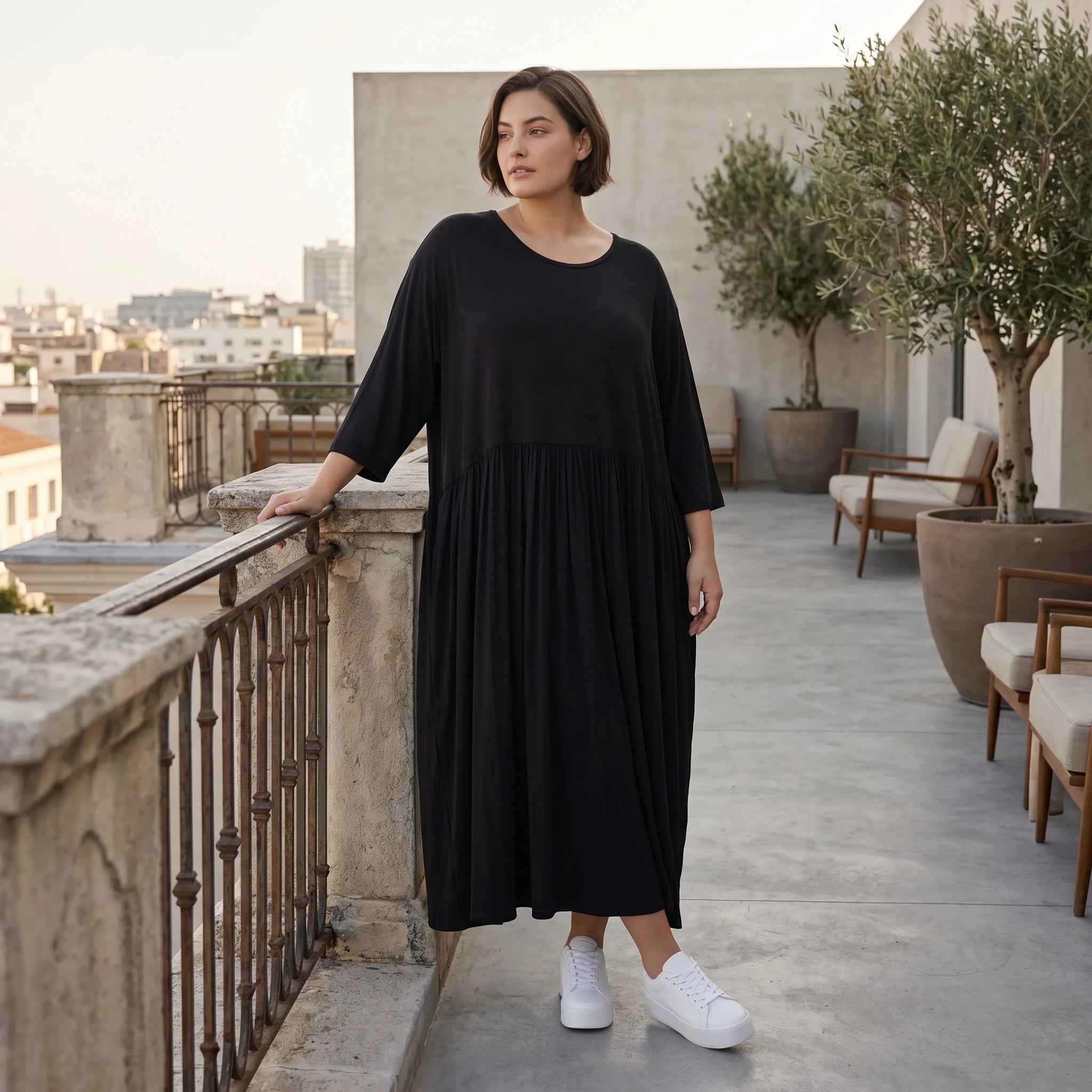 Schwarzes Ballonkleid aus Jersey mit Stretch Rundhalsausschnitt und Seitennahttaschen