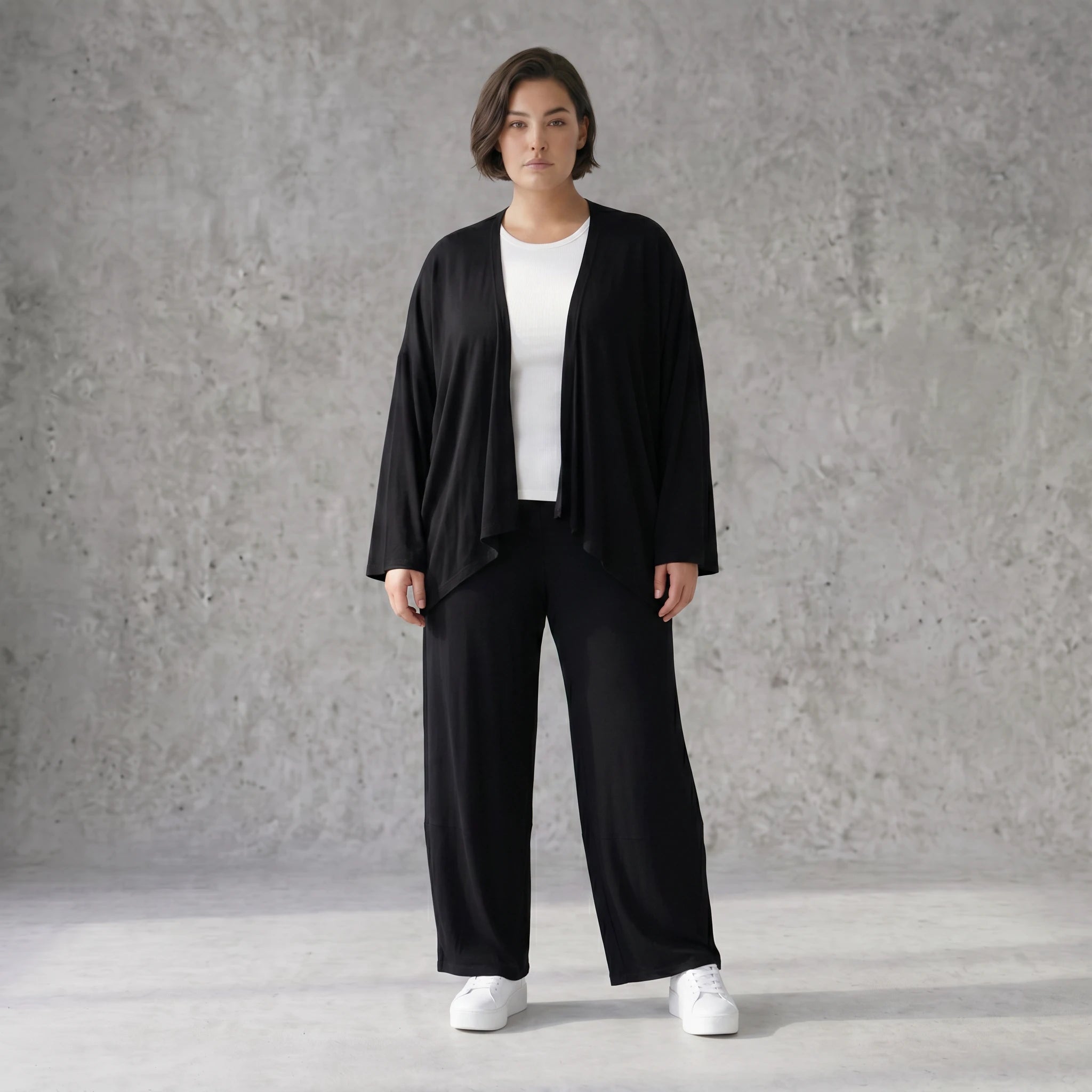 Schwarze Zipfeljacke aus Viskosejersey mit Stretch weichem offenem Schnitt und 78 Ärmeln