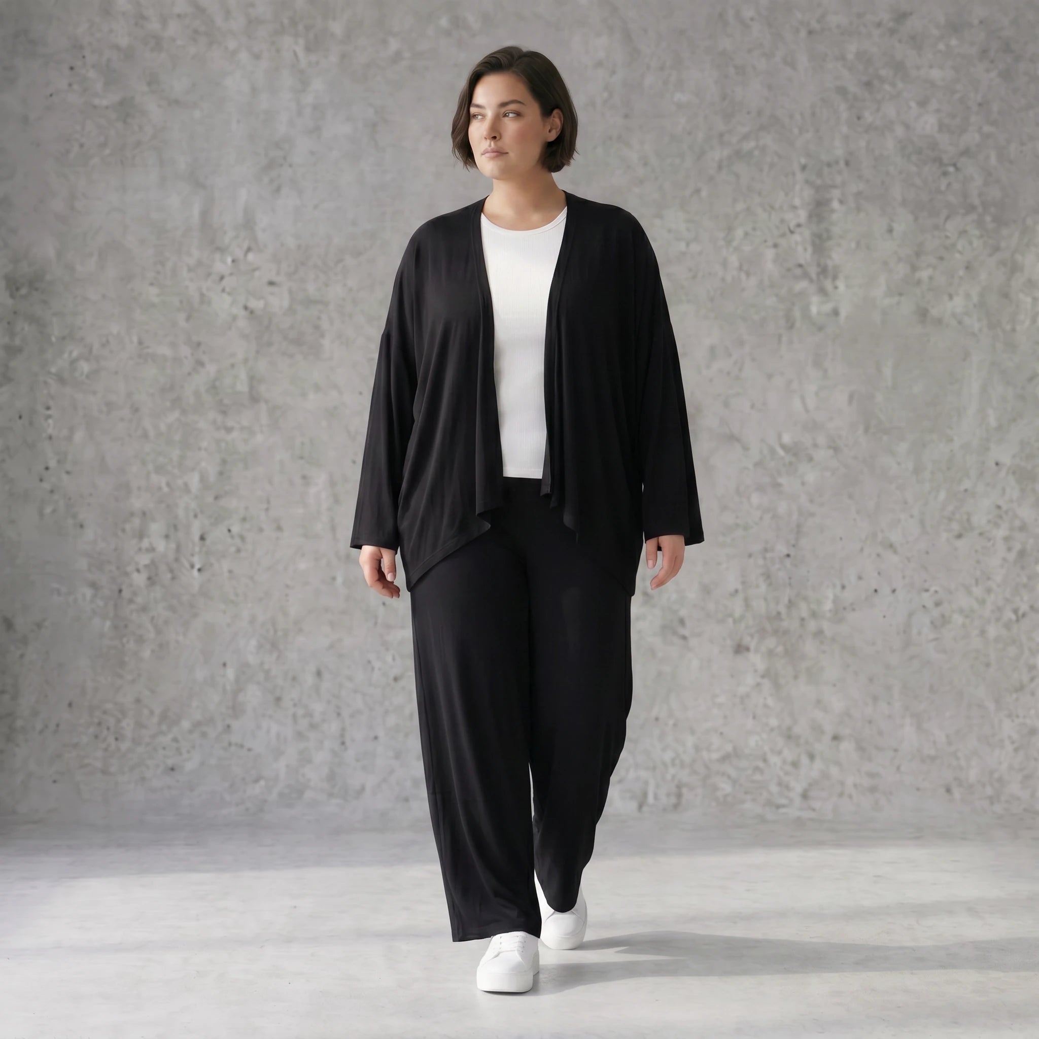Schwarze Zipfeljacke aus Viskosejersey mit Stretch weichem offenem Schnitt und 78 Ärmeln