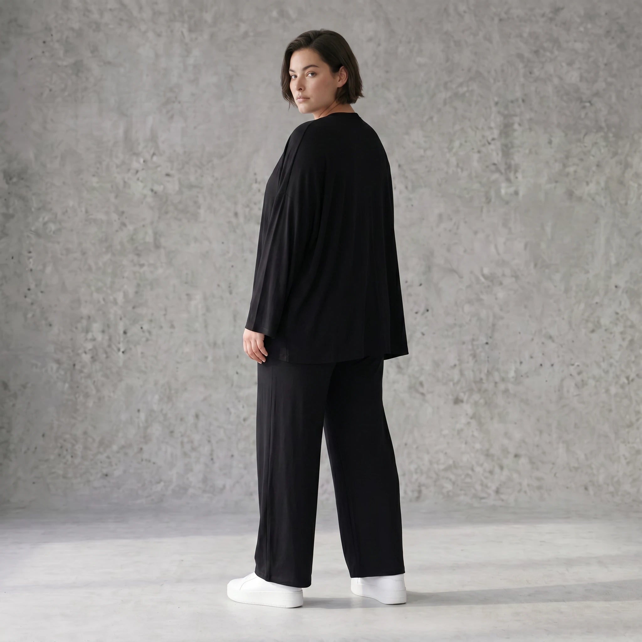 Schwarze Zipfeljacke aus Viskosejersey mit Stretch weichem offenem Schnitt und 78 Ärmeln