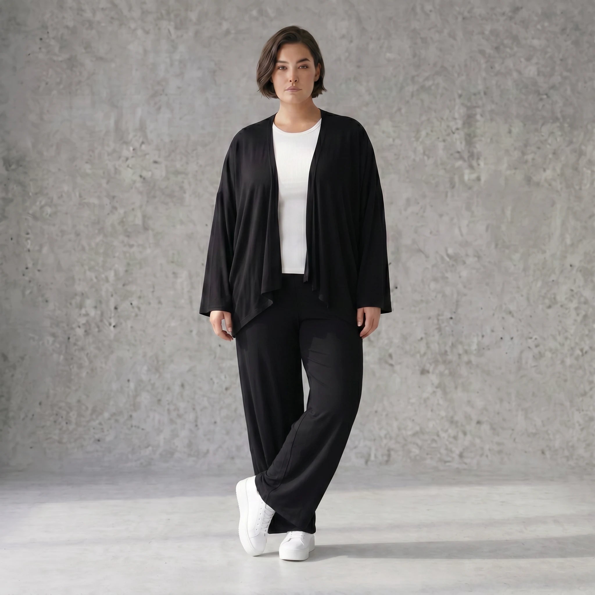 Schwarze Zipfeljacke aus Viskosejersey mit Stretch weichem offenem Schnitt und 78 Ärmeln