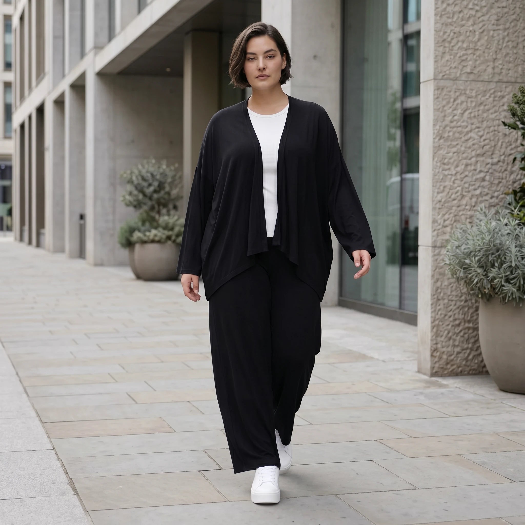 Schwarze Zipfeljacke aus Viskosejersey mit Stretch weichem offenem Schnitt und 78 Ärmeln