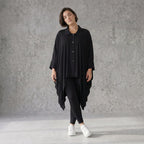 Schwarze Zipfeljacke aus Viskosejersey mit gerafftem Saum oversized für Lagenlook