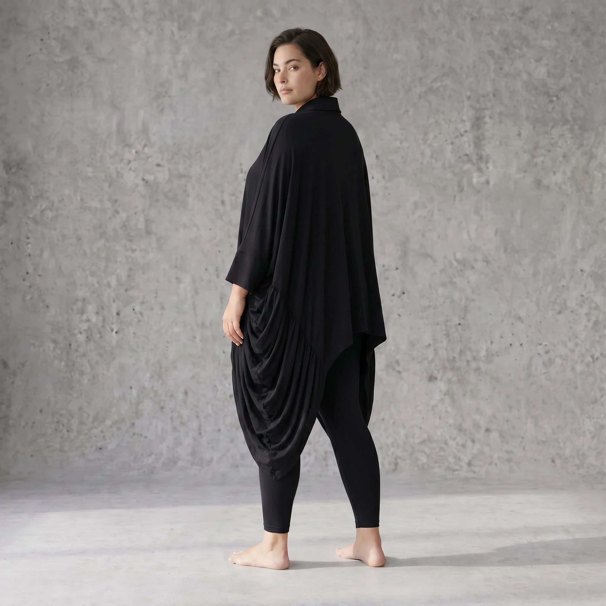 Schwarze Zipfeljacke aus Viskosejersey mit gerafftem Saum oversized für Lagenlook