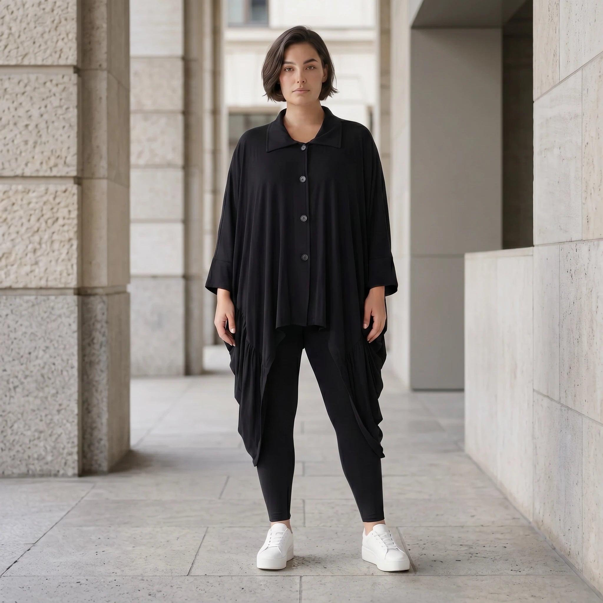 Schwarze Zipfeljacke aus Viskosejersey mit gerafftem Saum oversized für Lagenlook