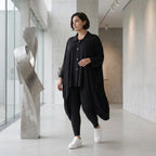 Schwarze Zipfeljacke aus Viskosejersey mit gerafftem Saum oversized für Lagenlook