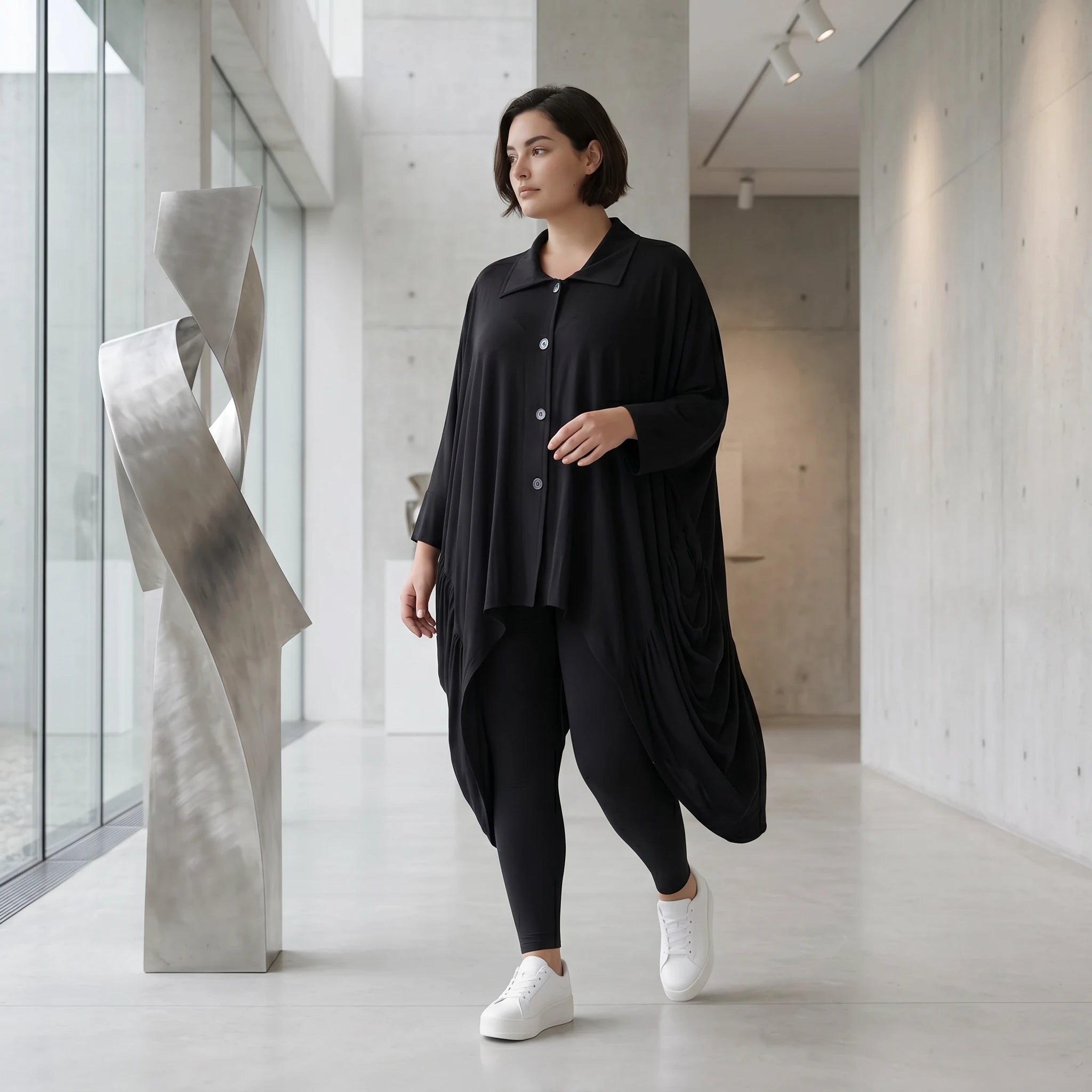 Schwarze Zipfeljacke aus Viskosejersey mit gerafftem Saum oversized für Lagenlook