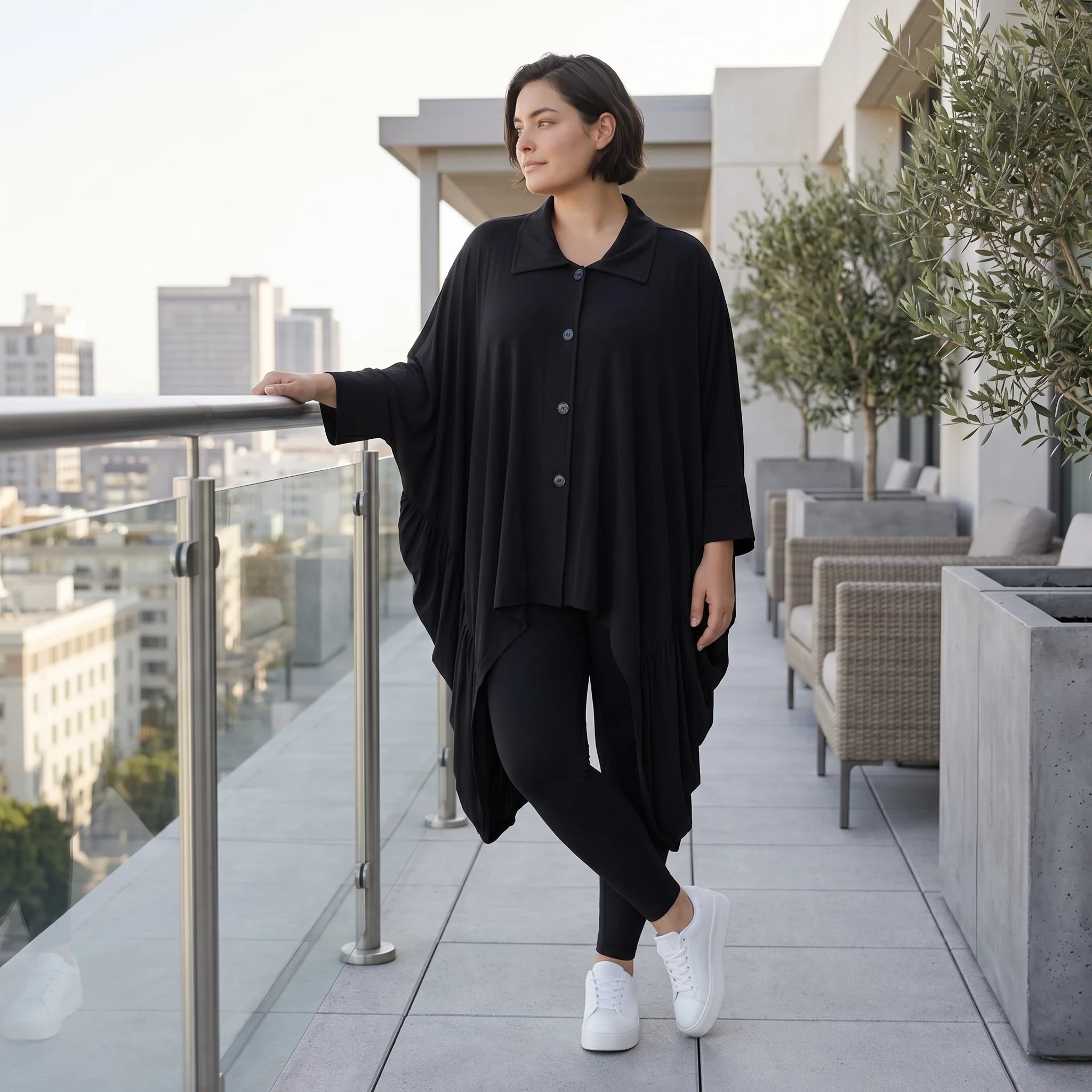 Schwarze Zipfeljacke aus Viskosejersey mit gerafftem Saum oversized für Lagenlook