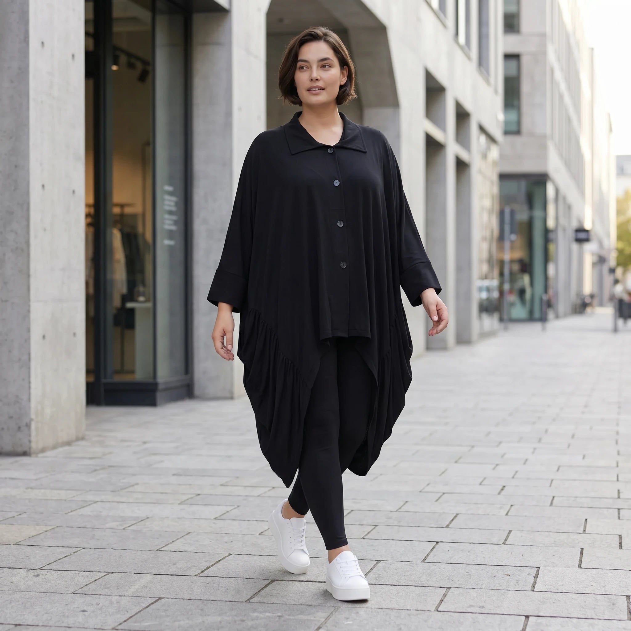 Schwarze Zipfeljacke aus Viskosejersey mit gerafftem Saum oversized für Lagenlook