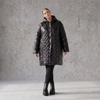 Schwarze Steppjacke mit Kapuze im Ballonschnitt oversized mit Grafikmuster und Taschen