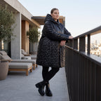 Schwarze Steppjacke mit Kapuze im Ballonschnitt oversized mit Grafikmuster und Taschen