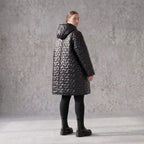 Schwarze Steppjacke mit Kapuze im Ballonschnitt oversized mit Grafikmuster und Taschen