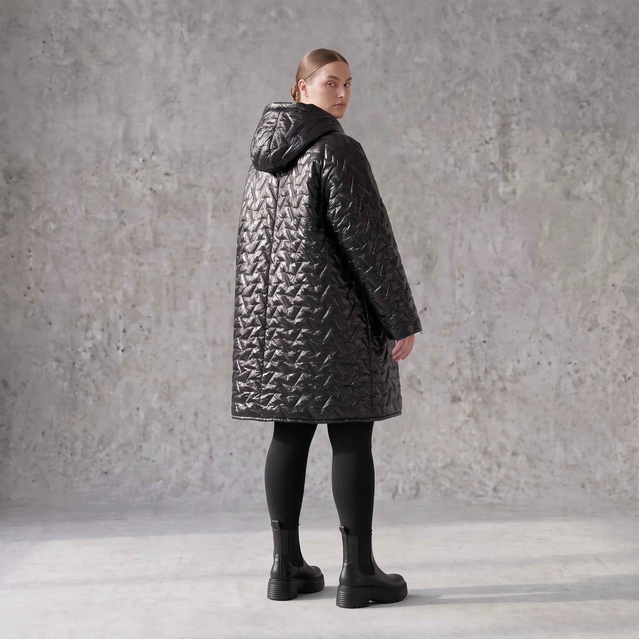 Schwarze Steppjacke mit Kapuze im Ballonschnitt oversized mit Grafikmuster und Taschen