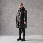 Schwarze Steppjacke mit Kapuze im Ballonschnitt oversized mit Grafikmuster und Taschen