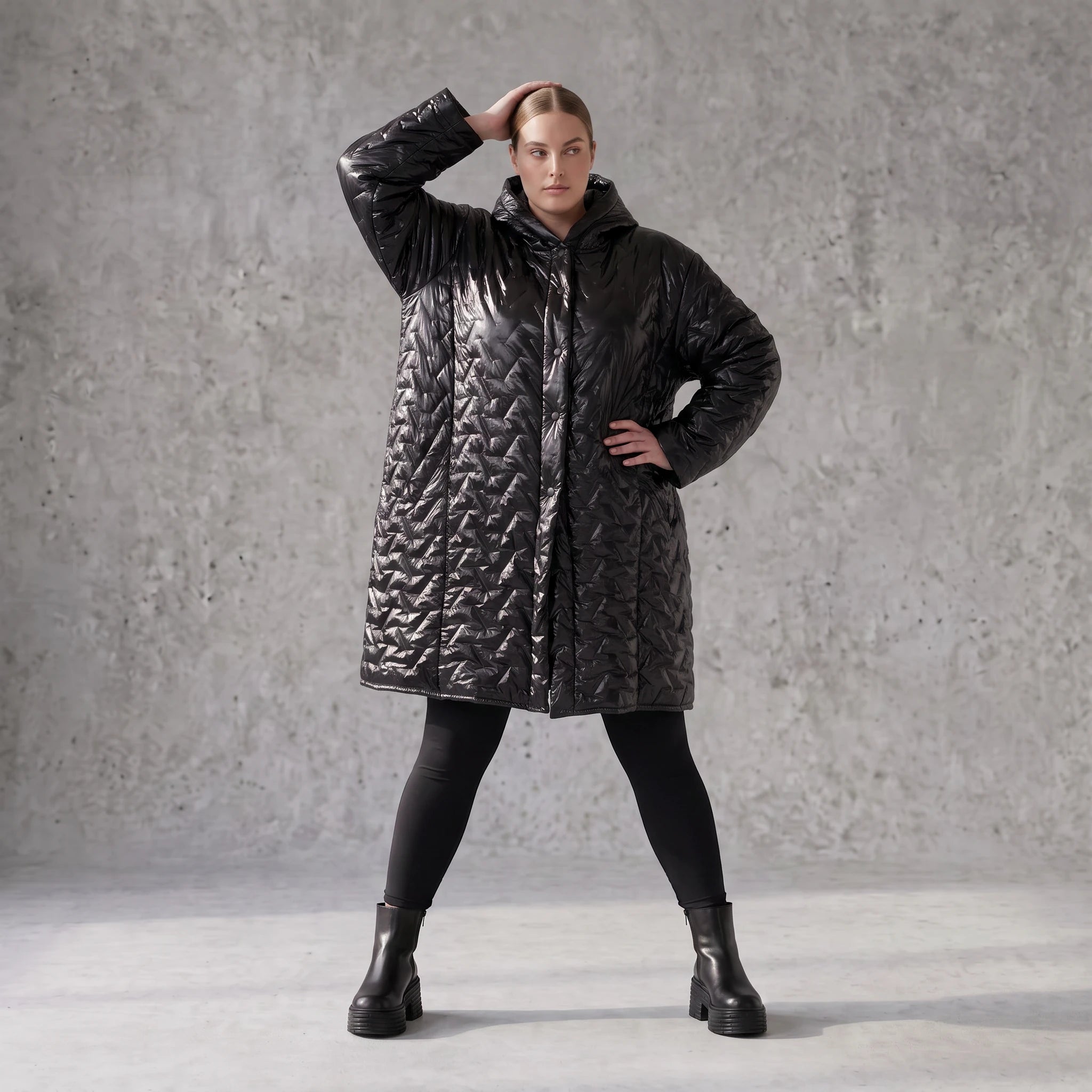 Schwarze Steppjacke mit Kapuze im Ballonschnitt oversized mit Grafikmuster und Taschen