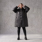 Schwarze Steppjacke mit Kapuze im Ballonschnitt oversized mit Grafikmuster und Taschen