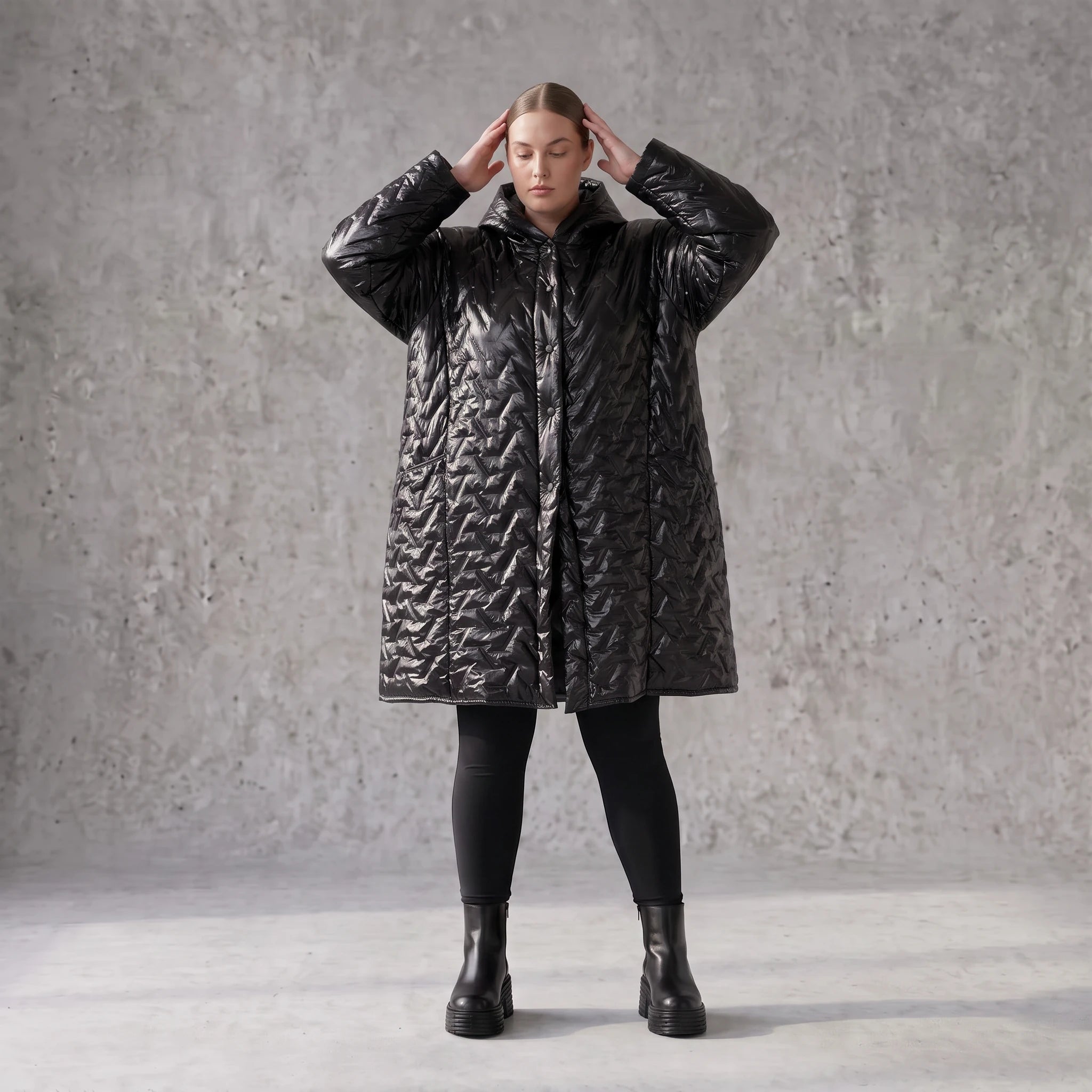 Schwarze Steppjacke mit Kapuze im Ballonschnitt oversized mit Grafikmuster und Taschen