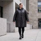Schwarze Steppjacke mit Kapuze im Ballonschnitt oversized mit Grafikmuster und Taschen