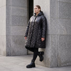Schwarze Steppjacke mit Kapuze im Ballonschnitt oversized mit Grafikmuster und Taschen