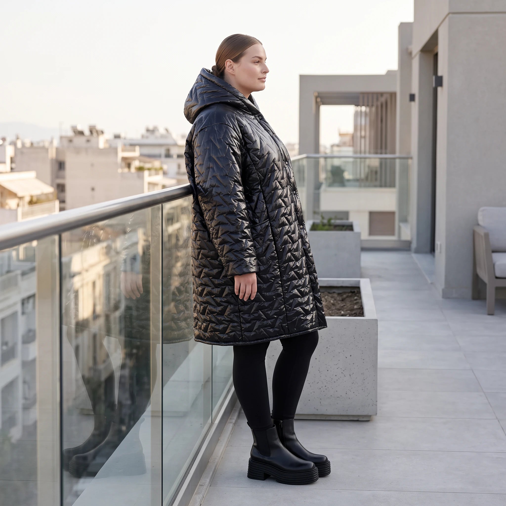 Schwarze Steppjacke mit Kapuze im Ballonschnitt oversized mit Grafikmuster und Taschen