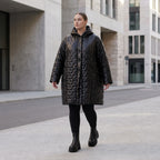 Schwarze Steppjacke mit Kapuze im Ballonschnitt oversized mit Grafikmuster und Taschen
