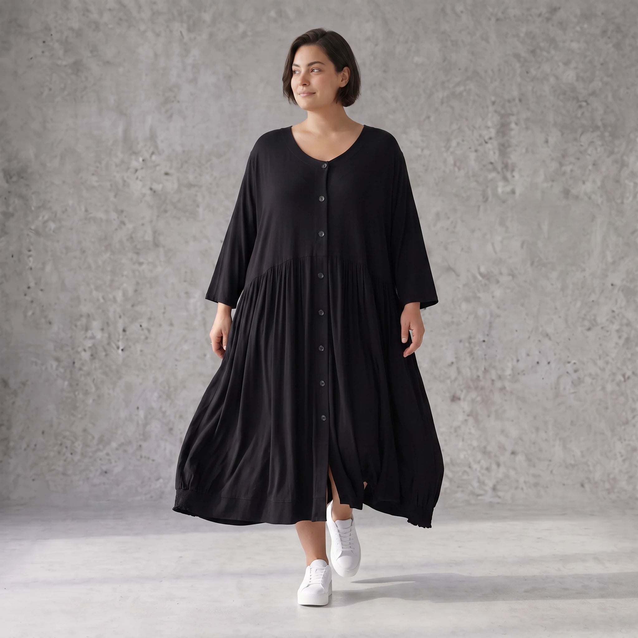 Schwarze Ballonbluse aus Jersey Oversizeschnitt Langarm Rundhals und gerafftem Saum