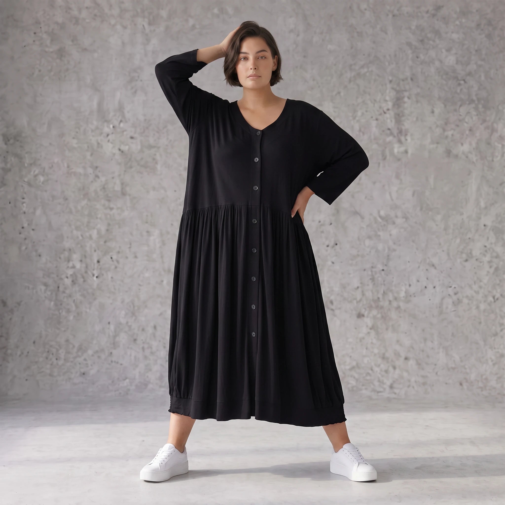 Schwarze Ballonbluse aus Jersey Oversizeschnitt Langarm Rundhals und gerafftem Saum