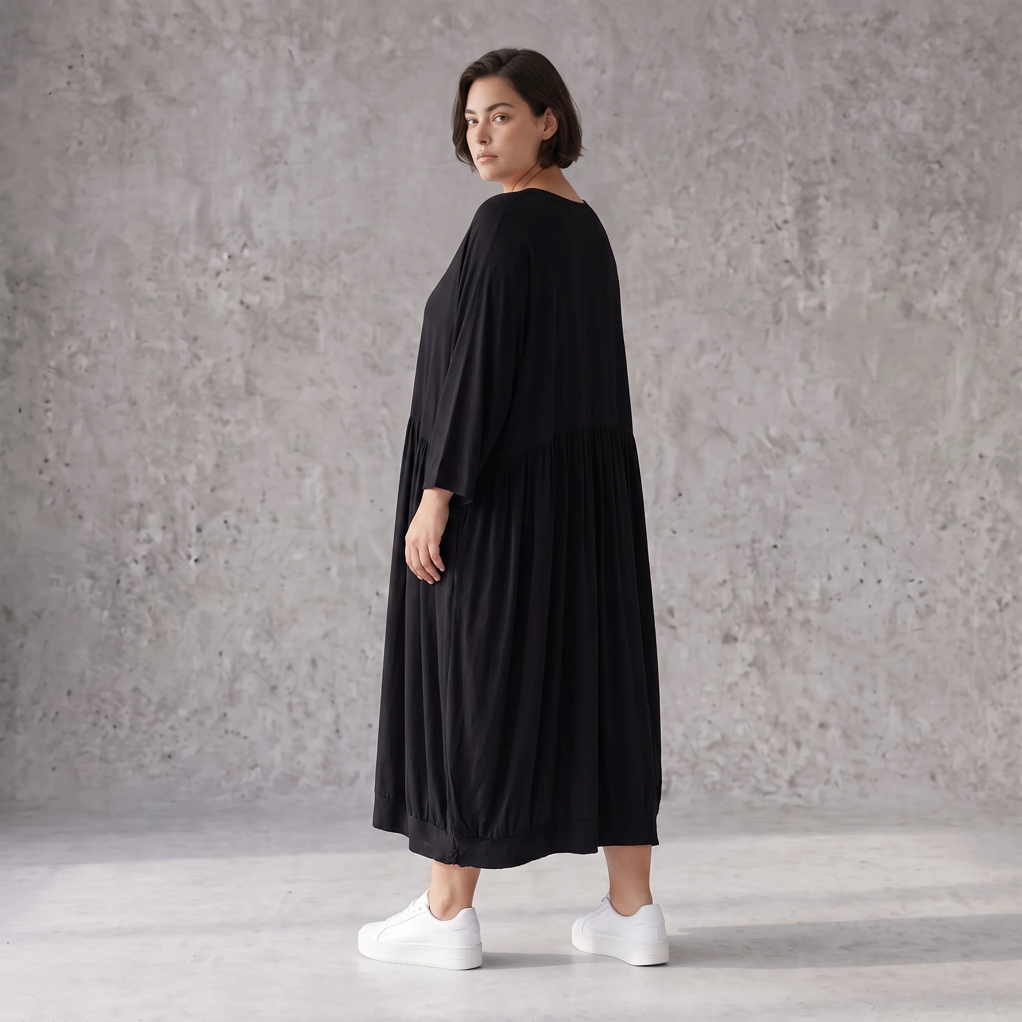 Schwarze Ballonbluse aus Jersey Oversizeschnitt Langarm Rundhals und gerafftem Saum