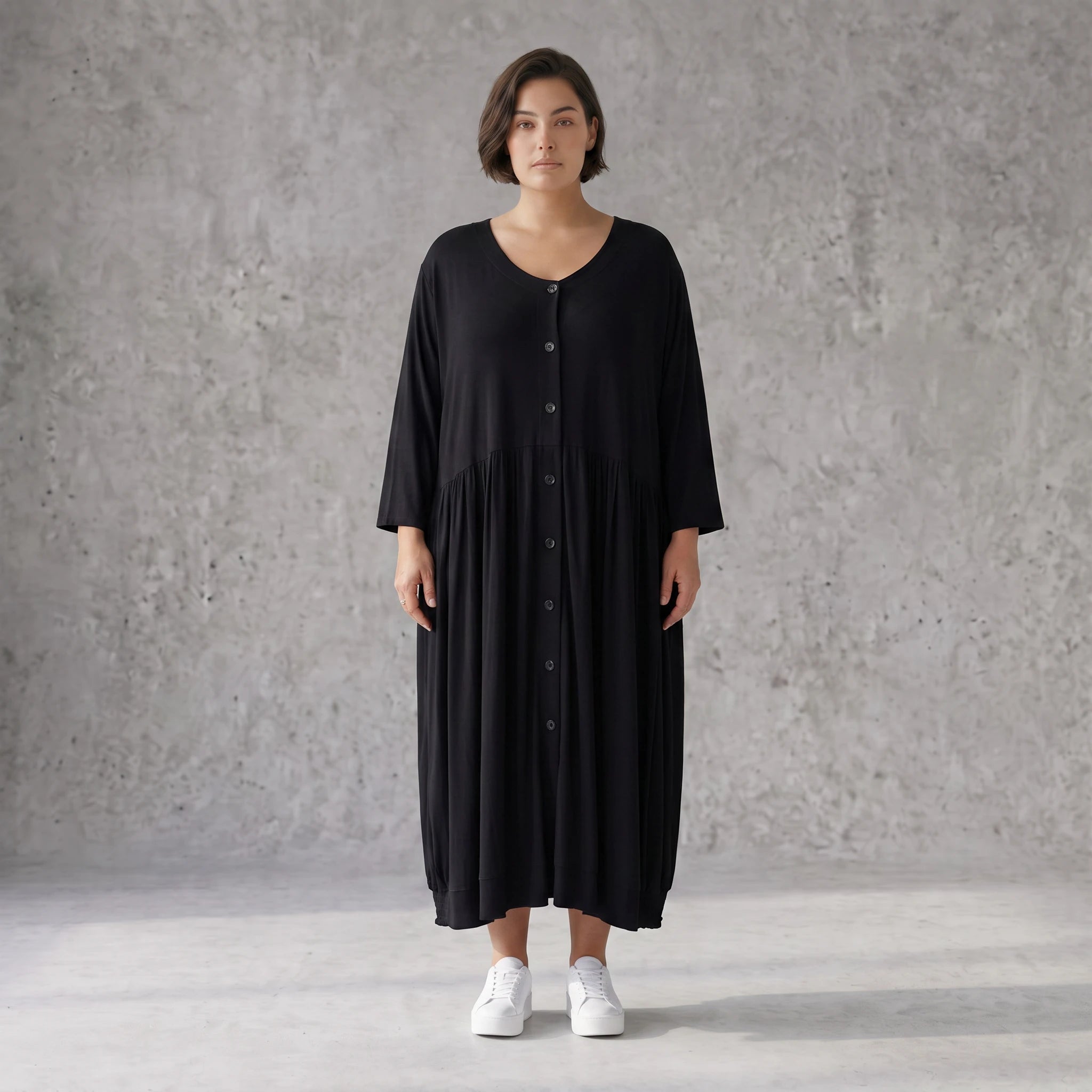 Schwarze Ballonbluse aus Jersey Oversizeschnitt Langarm Rundhals und gerafftem Saum