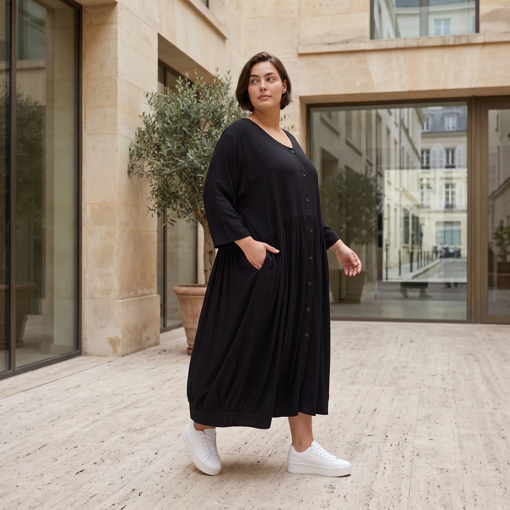 Schwarze Ballonbluse aus Jersey Oversizeschnitt Langarm Rundhals und gerafftem Saum