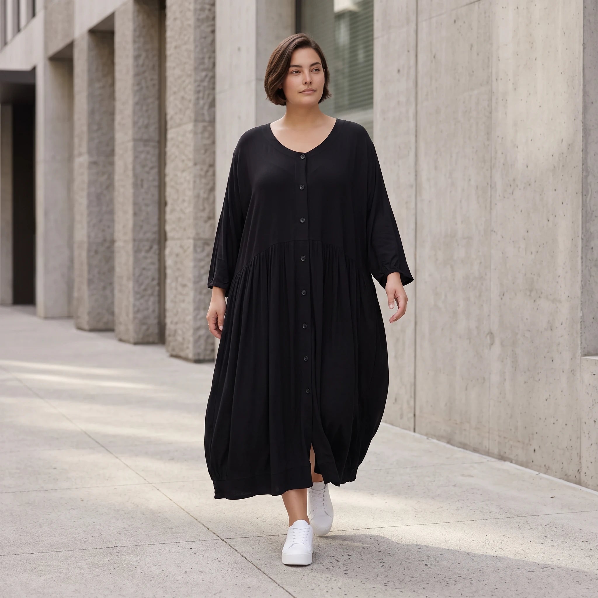 Schwarze Ballonbluse aus Jersey Oversizeschnitt Langarm Rundhals und gerafftem Saum