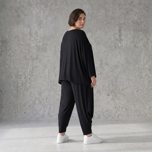Schwarze Jerseyhose aus weichem Stretch mit Flügeltaschen und verjüngtem Bein ganzjährig
