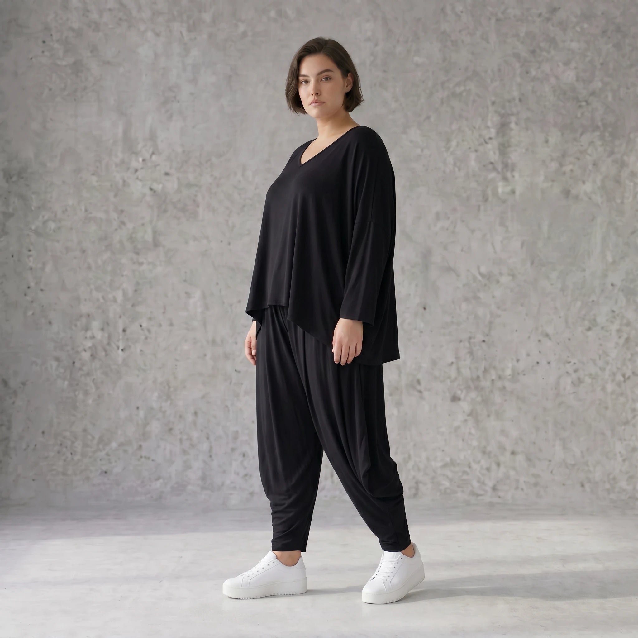 Schwarze Jerseyhose aus weichem Stretch mit Flügeltaschen und verjüngtem Bein ganzjährig