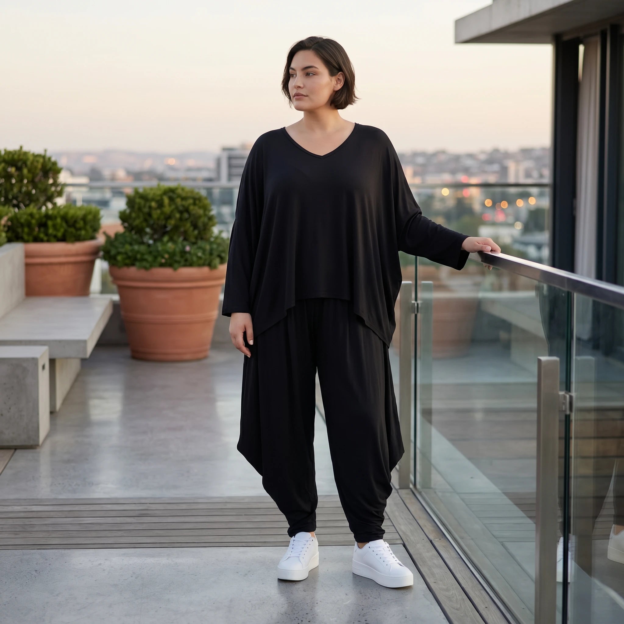 Schwarze Jerseyhose aus weichem Stretch mit Flügeltaschen und verjüngtem Bein ganzjährig