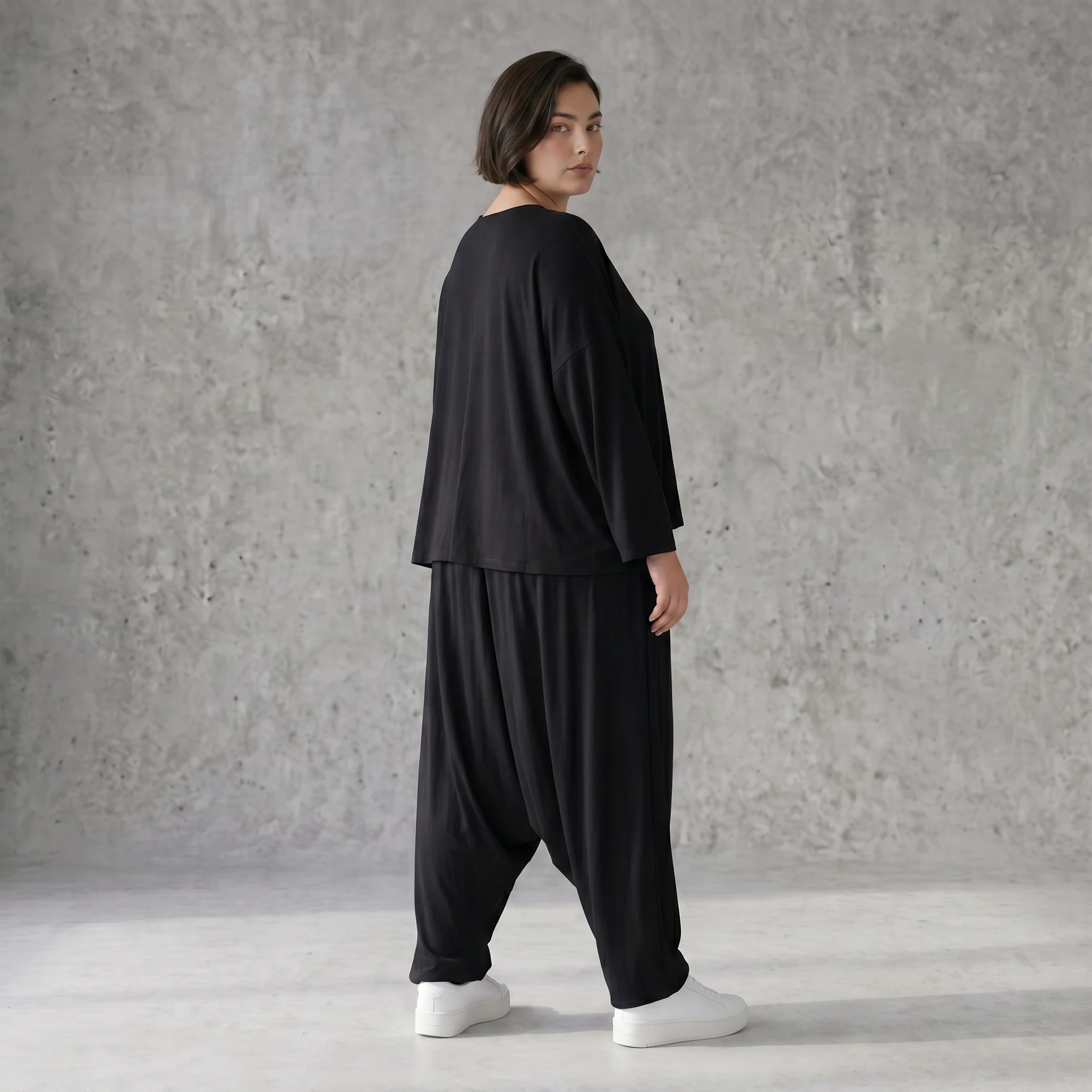 Schwarze Haremhose aus weicher Viskose mit tiefem Schritt und lässigem Komfortschnitt