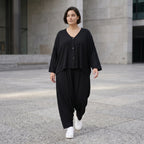 Schwarze Haremhose aus weicher Viskose mit tiefem Schritt und lässigem Komfortschnitt