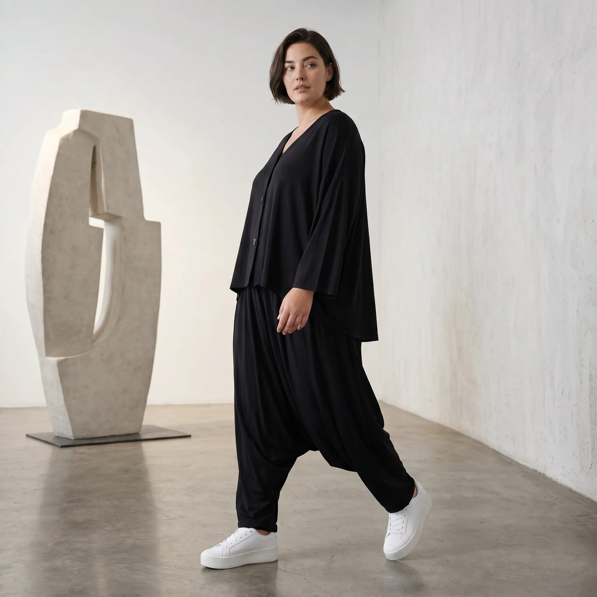 Schwarze Haremhose aus weicher Viskose mit tiefem Schritt und lässigem Komfortschnitt