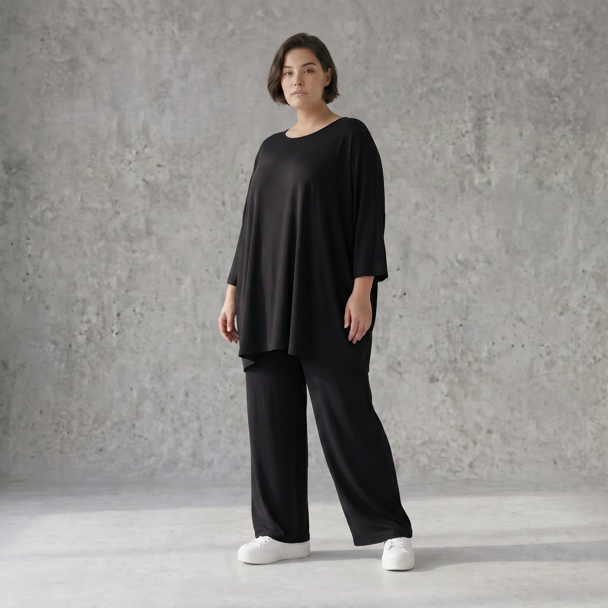 Schwarzes lässiges Glockenshirt aus Jersey mit Rundhalsausschnitt und Seitentaschen