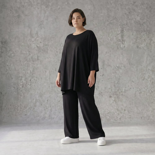 Schwarzes lässiges Glockenshirt aus Jersey mit Rundhalsausschnitt und Seitentaschen