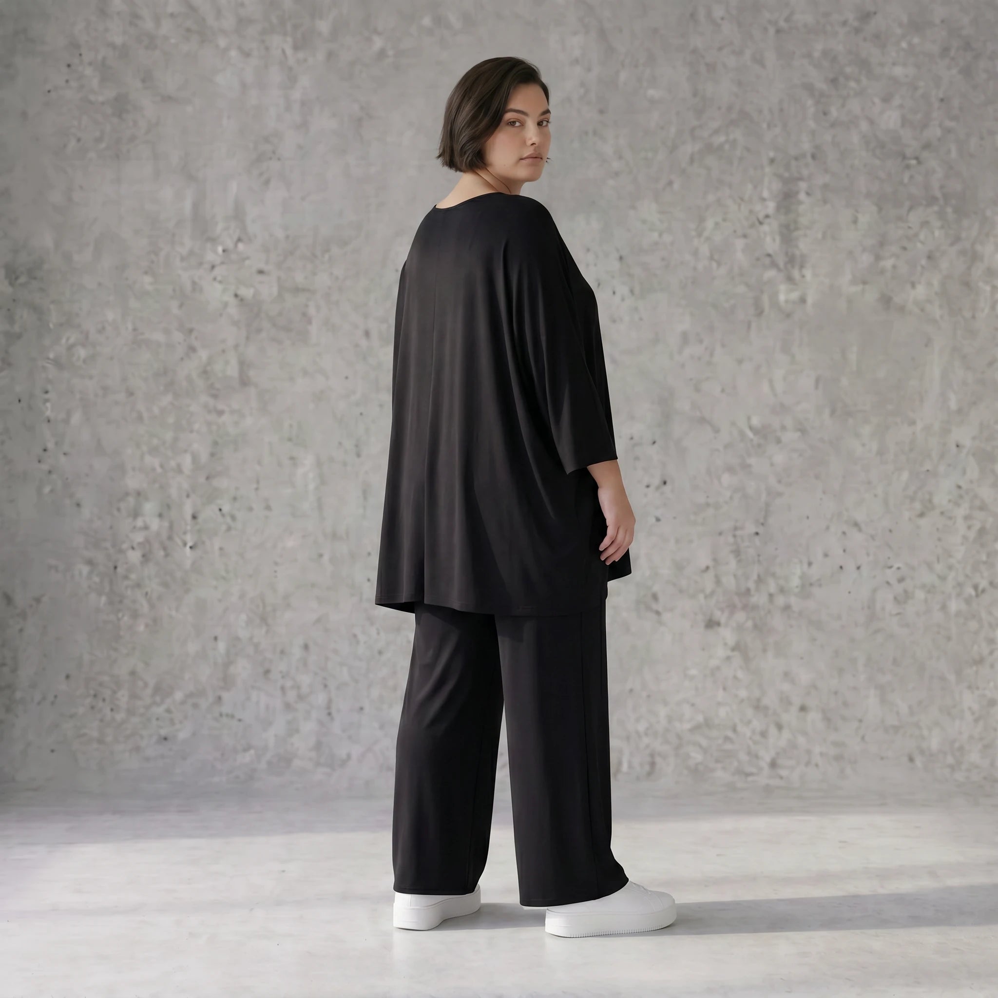Schwarzes lässiges Glockenshirt aus Jersey mit Rundhalsausschnitt und Seitentaschen
