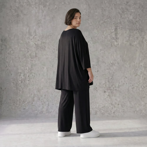 Schwarzes lässiges Glockenshirt aus Jersey mit Rundhalsausschnitt und Seitentaschen