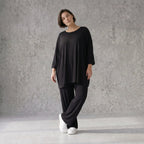 Schwarzes lässiges Glockenshirt aus Jersey mit Rundhalsausschnitt und Seitentaschen