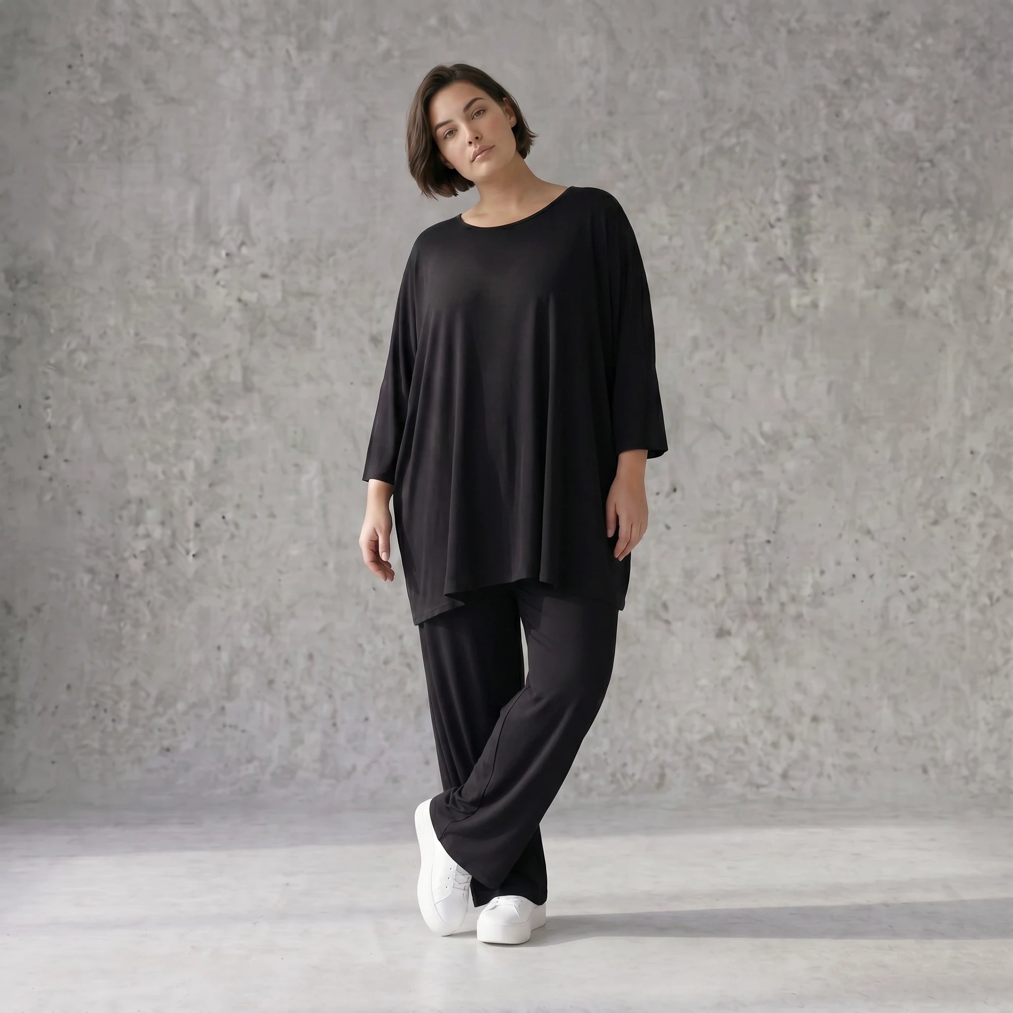 Schwarzes lässiges Glockenshirt aus Jersey mit Rundhalsausschnitt und Seitentaschen