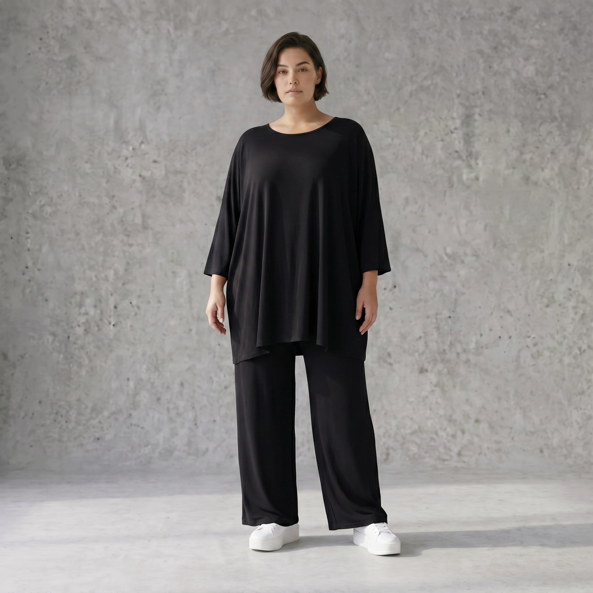 Schwarzes lässiges Glockenshirt aus Jersey mit Rundhalsausschnitt und Seitentaschen