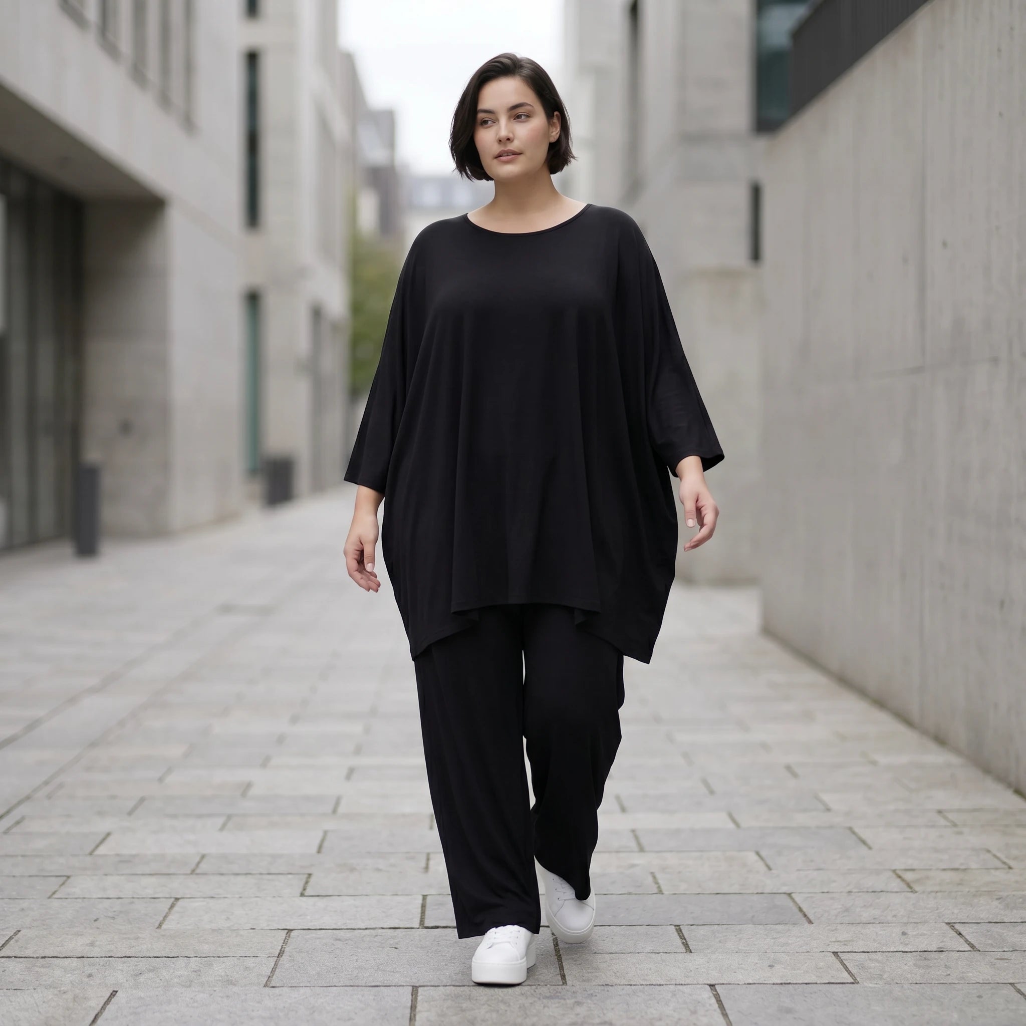 Schwarzes lässiges Glockenshirt aus Jersey mit Rundhalsausschnitt und Seitentaschen