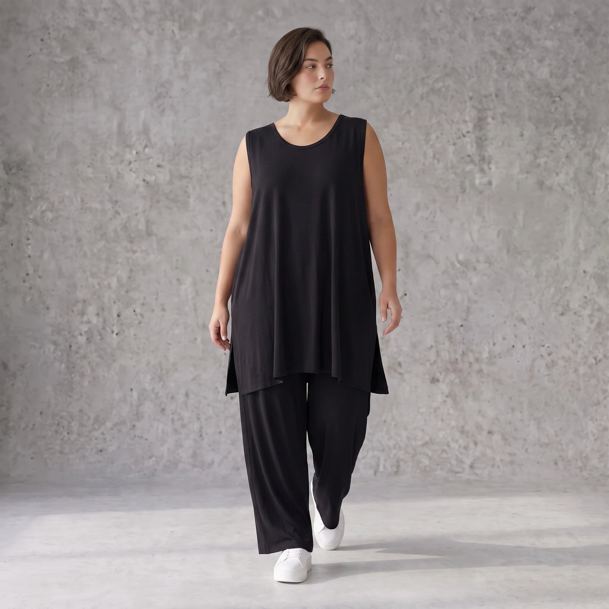 Schwarzes Jerseytop ärmellos mit Rundhalsausschnitt geradem Schnitt und Seitenschlitzen