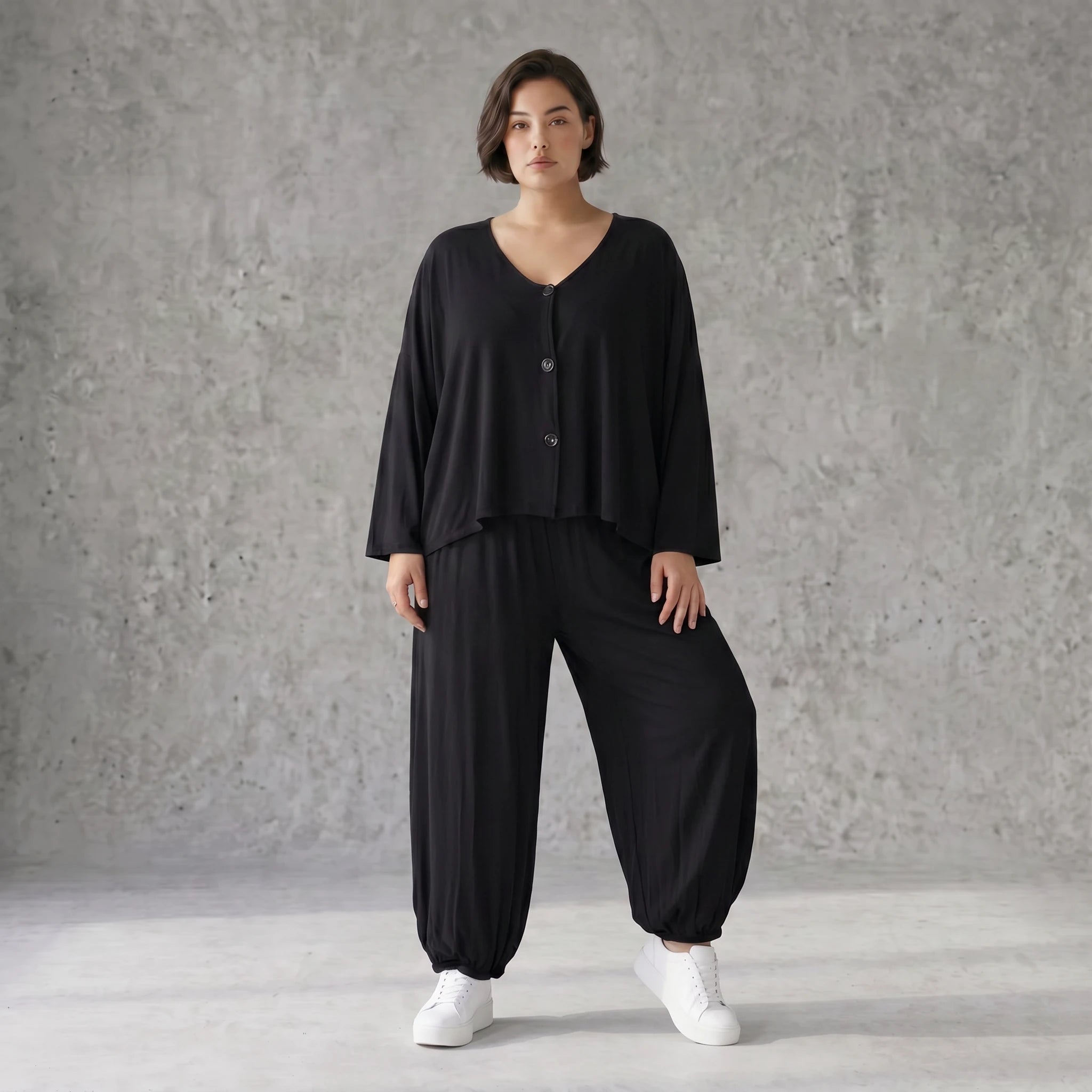 Schwarze Ballonhose aus Stretchjersey mit Seitentaschen und Raffdetail am Hosenbein