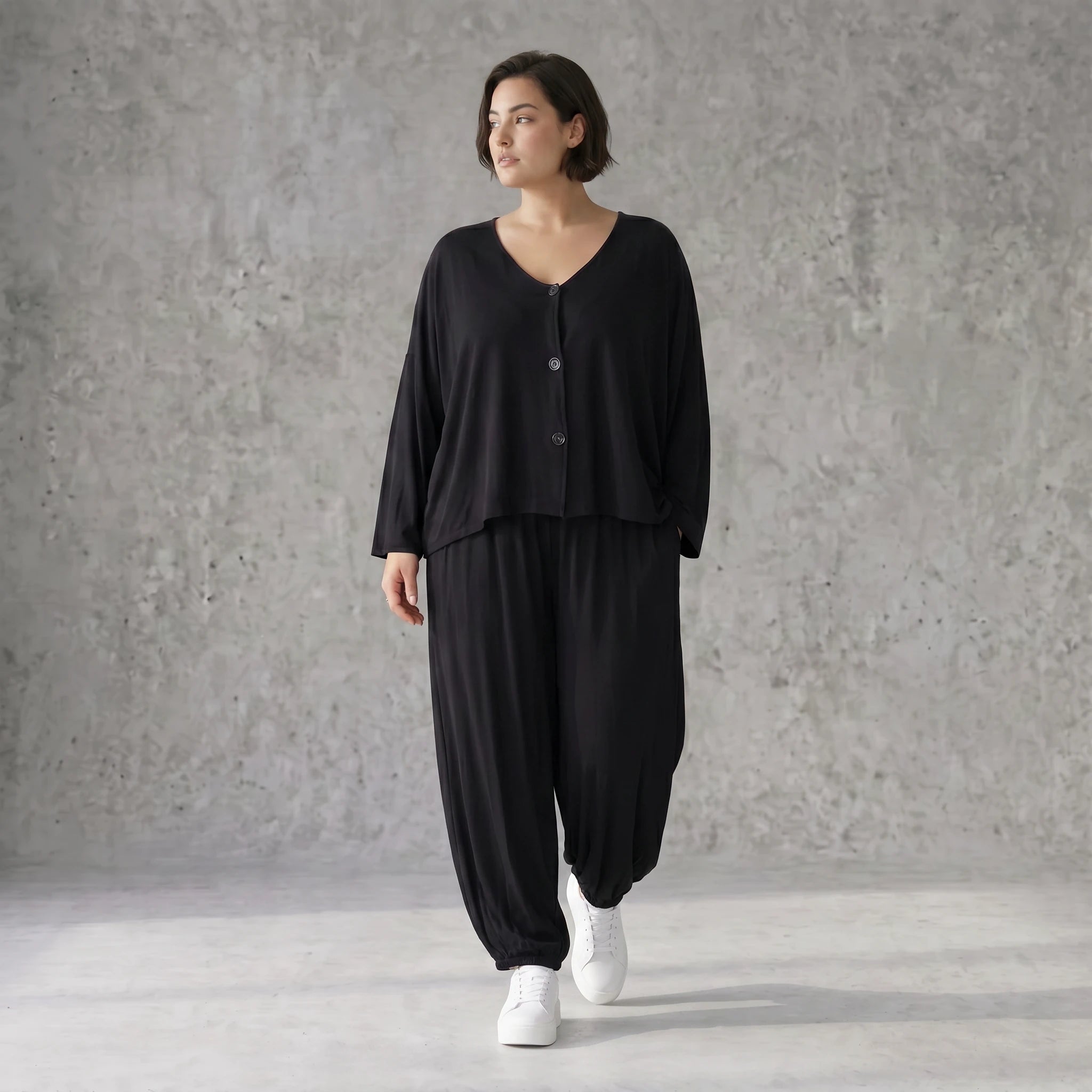 Schwarze Ballonhose aus Stretchjersey mit Seitentaschen und Raffdetail am Hosenbein